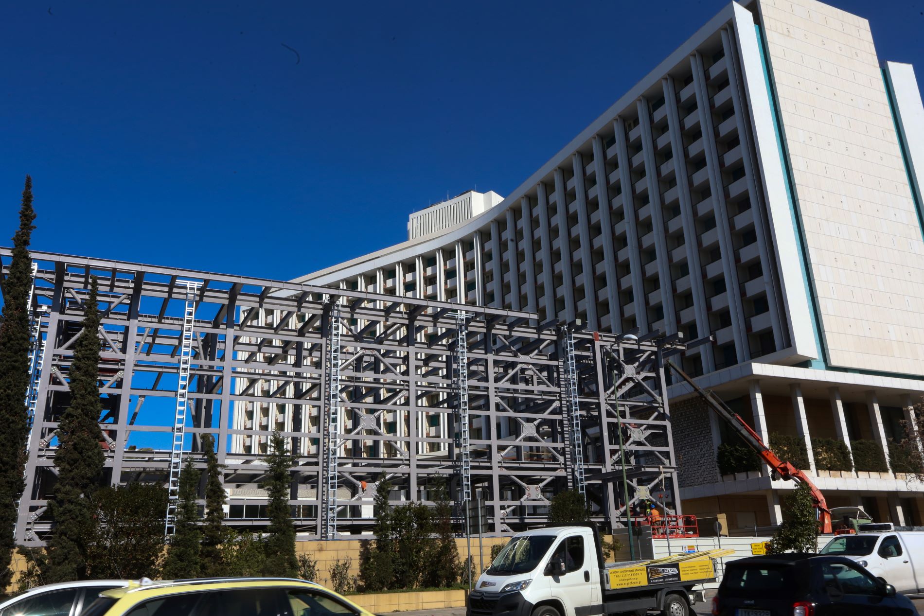 Οι σκαλωσιές στο Hilton, οι επιστολές στον ΟΗΕ και ο δρόμος χωρίς επιστροφή για τα τσιμπημένα επιτόκια
