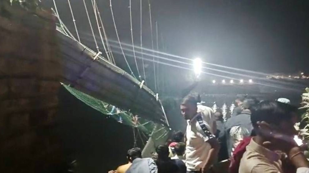 Ινδία: Τουλάχιστον 135 νεκροί από την κατάρρευση της πεζογέφυρας
