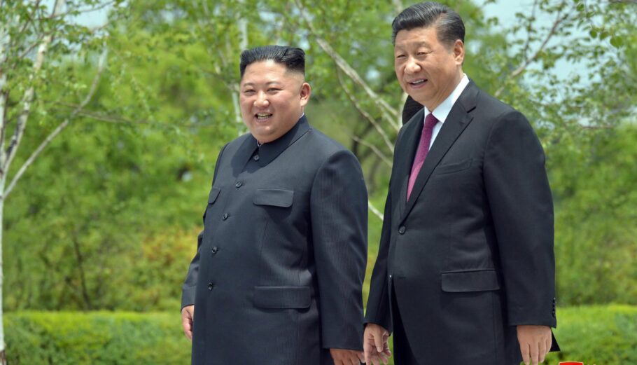 Ο Σι Τζινπίνγκ και ο Κιμ Γιονγκούν ©EPA/KCNA