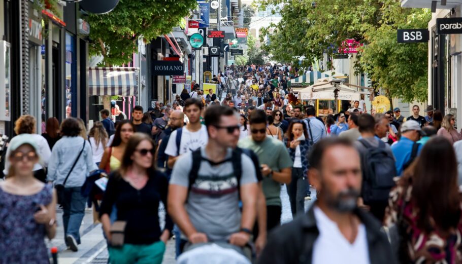 Κόσμος στην πλατεία Συντάγματος ©Eurokinissi