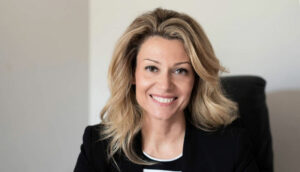 Λαζαράκου (Πρόεδρος Επιτροπής Κεφαλαιαγοράς) στο powergame.gr: “Μέσω ΑΙ προληπτική εποπτεία για προστασία των επενδυτών”