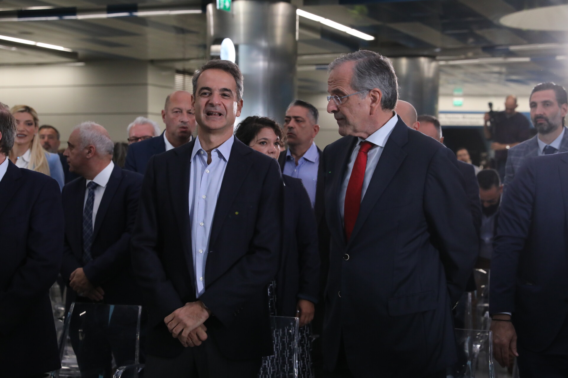 Ο πρωθυπουργός Κυριάκος Μητσοτάκης και ο πρώην πρωθυπουργός Αντώνης Σαμαράς παρευρίσκονται στην τελετή εγκαινίων των νέων σταθμών της Γραμμής 3 του Μετρό στον Πειραιά @ΑΠΕ-ΜΠΕ/ΓΙΩΡΓΟΣ ΒΙΤΣΑΡΑΣ