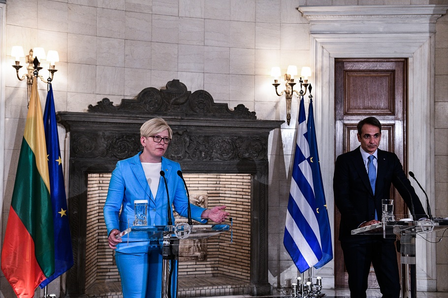Live οι δηλώσεις Μητσοτάκη – Σιμονίτε από τη Λιθουανία