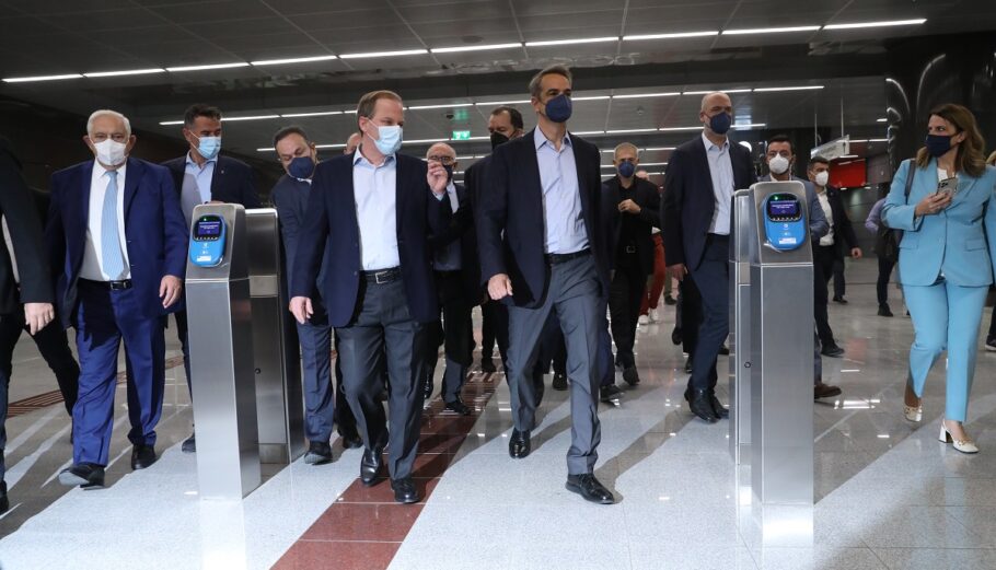 Ο πρωθυπουργός Κυριάκος Μητσοτάκης (Κ) και ο υπουργός Υποδομών και Μεταφορών Κώστας Καραμανλής (Κ-Α) παρευρίσκονται στην τελετή εγκαινίων των νέων σταθμών της Γραμμής 3 του Μετρό στον Πειραιά @ΑΠΕ-ΜΠΕ/ΓΙΩΡΓΟΣ ΒΙΤΣΑΡΑΣ