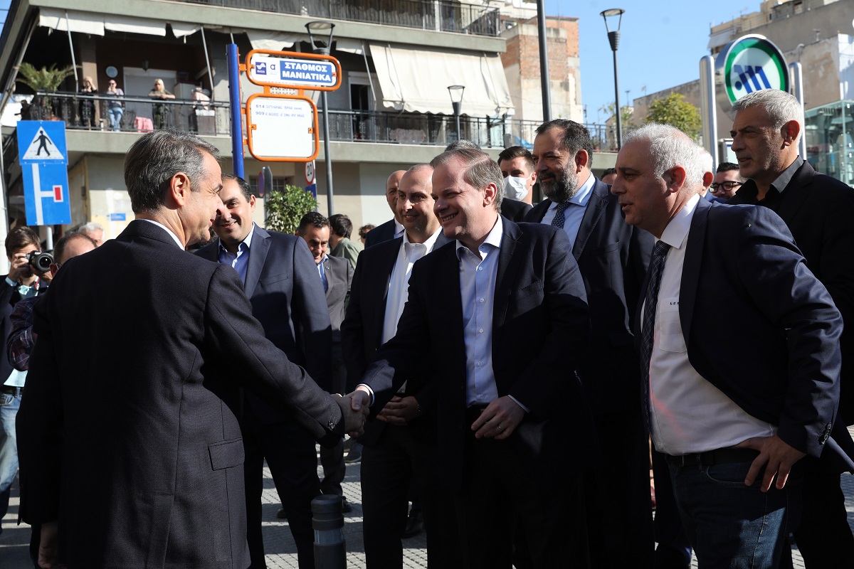 Ο πρωθυπουργός Κυριάκος Μητσοτάκης (Α) χαιρετάει τον υπουργό Υποδομών και Μεταφορών Κώστα Καραμανλή (Κ), στην τελετή εγκαινίων των νέων σταθμών της Γραμμής 3 του Μετρό στον Πειραιά, @ΑΠΕ- ΜΠΕΓΙΩΡΓΟΣ ΒΙΤΣΑΡΑΣ