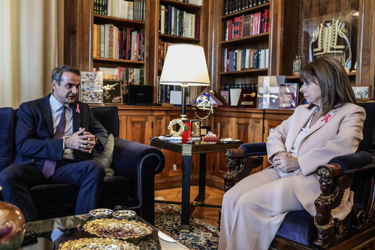 Η Πρόεδρος της Δημοκρατίας Κατερίνα Σακελλαροπούλου συναντήθηκε με τον πρωθυπουργό Κυριάκο Μητσοτάκη, στο Προεδρικό Μέγαρο, @ΑΠΕ-ΜΠΕ/ΠΡΟΕΔΡΙΑ ΤΗΣ ΔΗΜΟΚΡΑΤΙΑΣ/ΘΟΔΩΡΗΣ ΜΑΝΩΛΟΠΟΥΛΟΣ