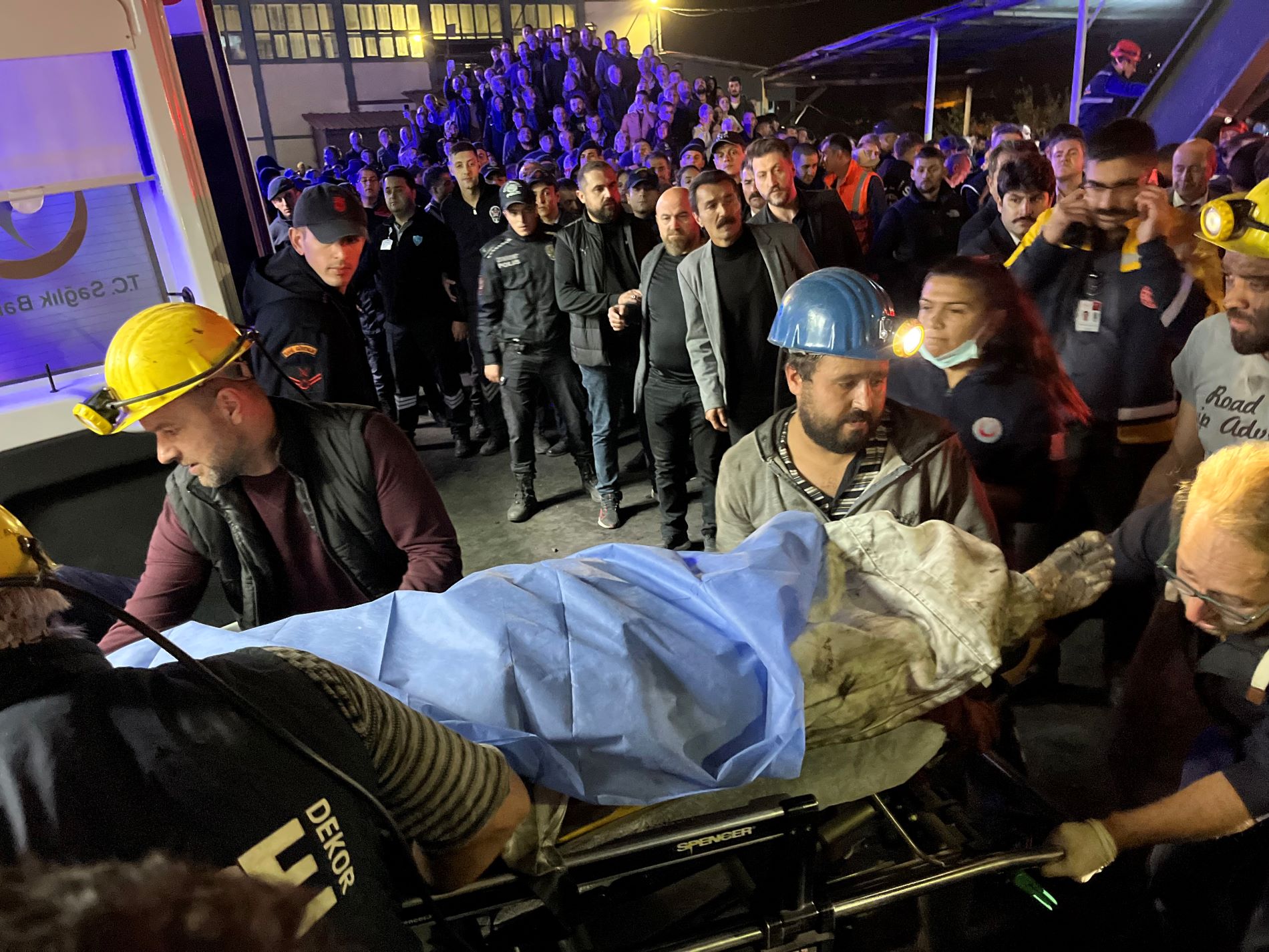 Ανάσυρση νεκρού στο ανθρακωρυχείο ©EPA/DEPO PHOTOS