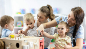 Δέκα γυναικείες οργανώσεις ζητούν αλλαγές στο πλαίσιο της υποχρεωτικής συνεπιμέλειας