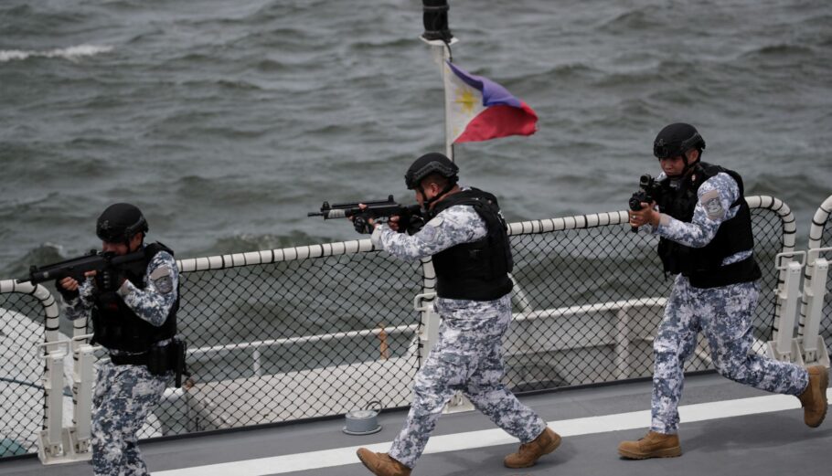 Οι αρχές των Φιλιππίνων κατά της πειρατείας εν δράσει ©EPA/FRANCIS R. MALASIG