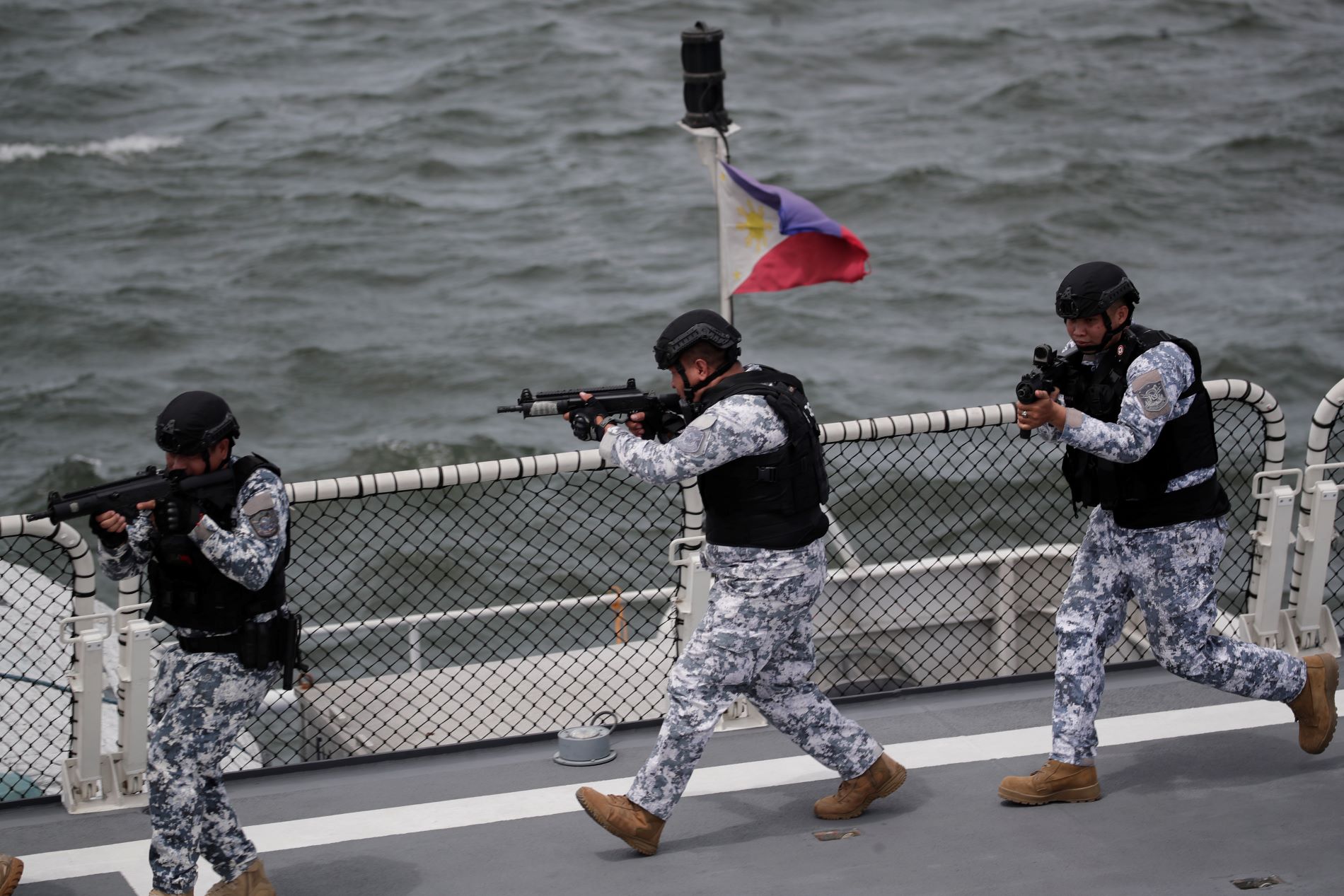 Οι αρχές των Φιλιππίνων κατά της πειρατείας εν δράσει ©EPA/FRANCIS R. MALASIG