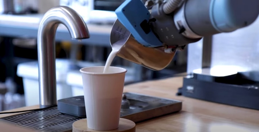Ρομπότ φτιάχνει καφέ © youtube