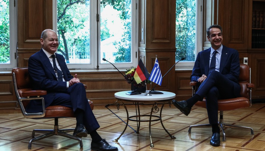 Στο Μαξίμου ο Σολτς – Εντυπωσιασμένος με τον Εθνικό Κήπο