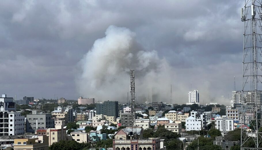 Έκρηξη αυτοκινήτων στη Σομαλία © Twitter / Abdihalim Bashir