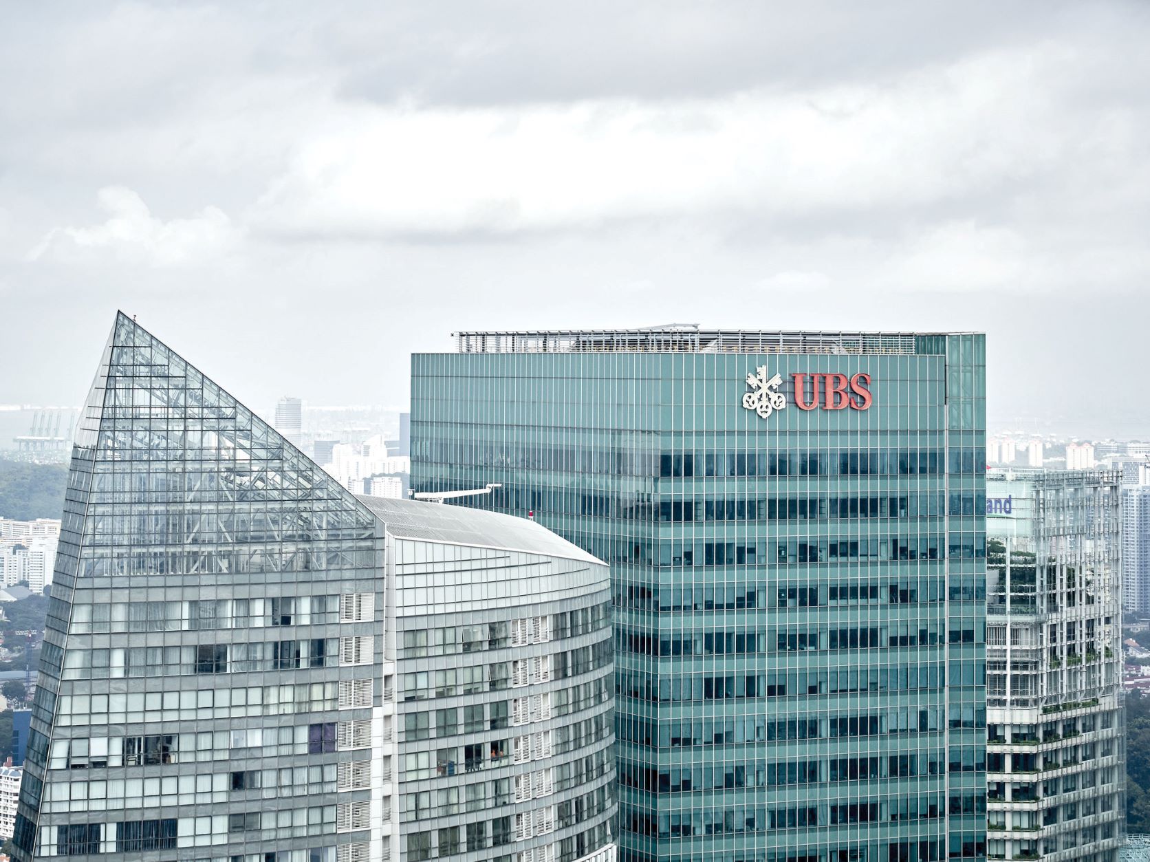 UBS: Bullish για τα ελληνικά ομόλογα και τράπεζες – Στο 3% η ανάπτυξη