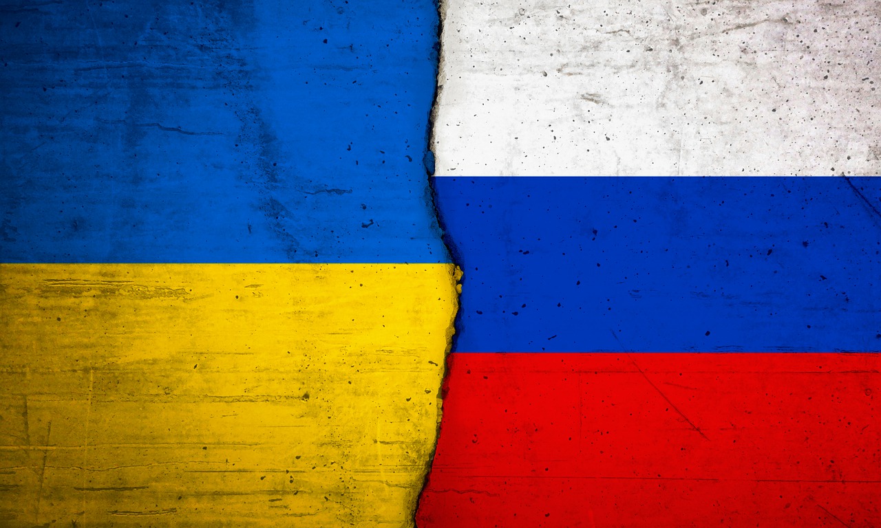 Οι σημαίες της Ουκρανίας και της Ρωσίας © Pixabay