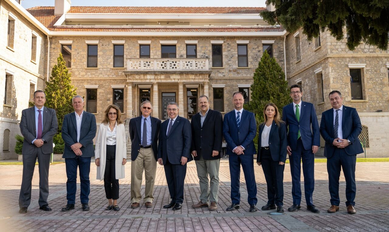 Ο διευθύνων σύμβουλος του Ομίλου Alpha Bank και ο πρόεδρος της Αμερικανικής Γεωργικής Σχολής, με στελέχη της Τράπεζας και του εκπαιδευτικού Ιδρύματος © Alpha Bank