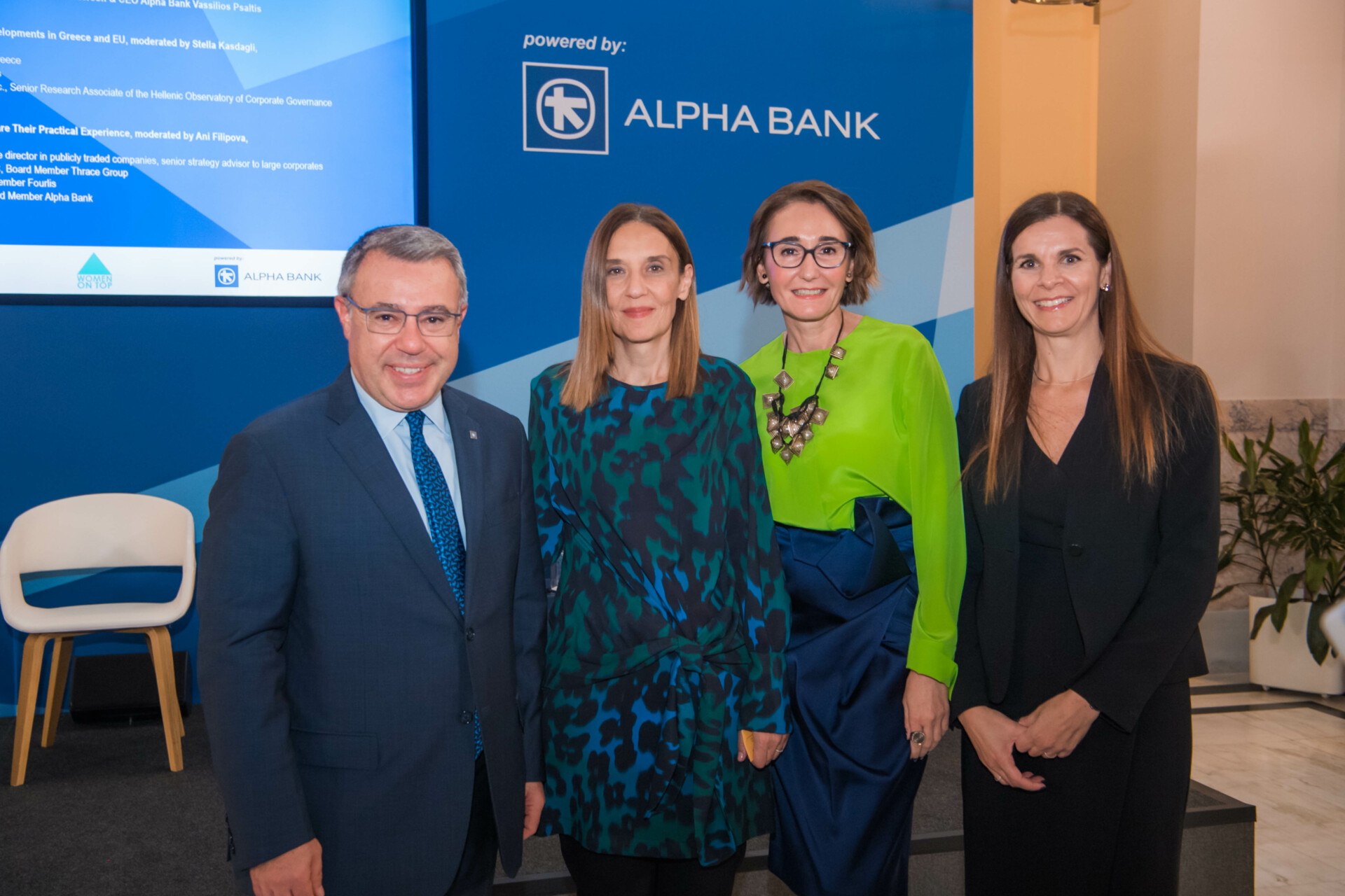 Ο Βασίλης Ψάλτης και η CHRO του Ομίλου Alpha Bank Φραγκίσκη Μελίσσα, σε στιγμιότυπο με τις Ani Filipova και Έλλη Ανδριοπούλου.