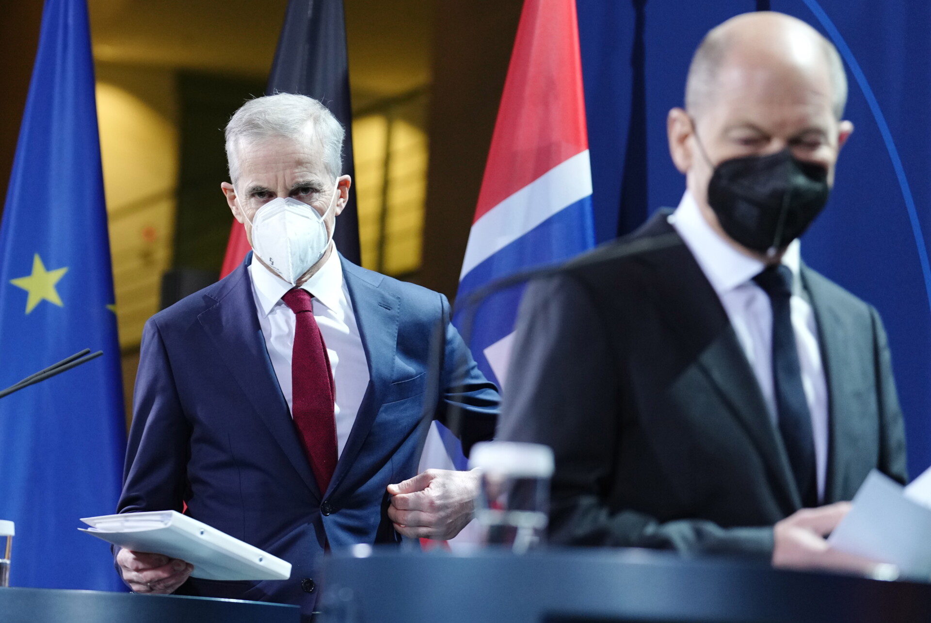 Ο πρωθυπουργός της Νορβηγίας Γιόνας Γκαρ Στέρε και ο καγκελάριος της Γερμανίας Όλαφ Σολτς © EPA/Kay Nietfeld / POOL