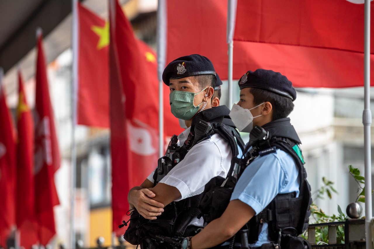 Κινέζοι αστυνομικοί στο Χονγκ Κονγκ © EPA/MIGUEL CANDELA