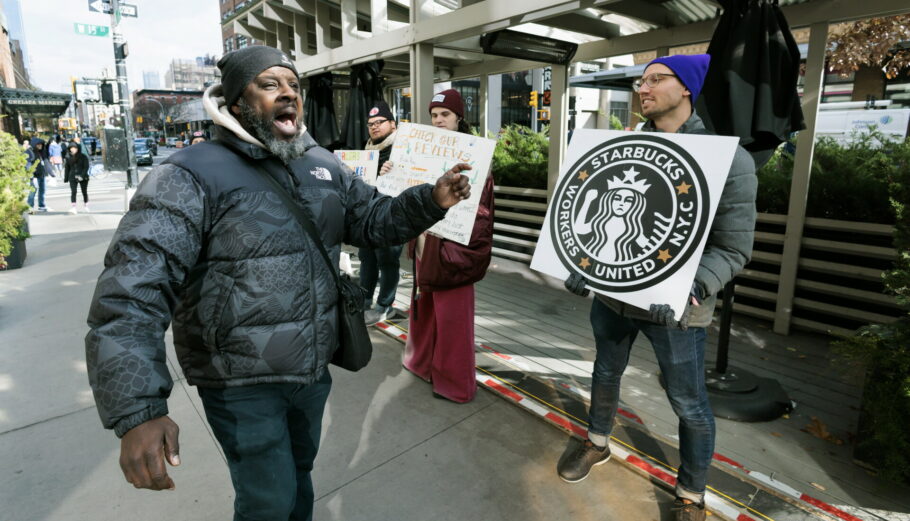 Διαδηλώσεις εργαζόμενων σε καταστήματα της Starbucks © EPA/JUSTIN LANE