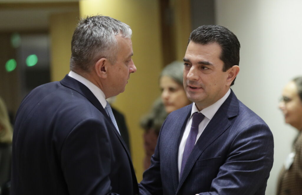 Ο Κώστας Σκρέκας με τον Τσέχο ομόλογό του Jozef Sikela © EPA/OLIVIER HOSLET