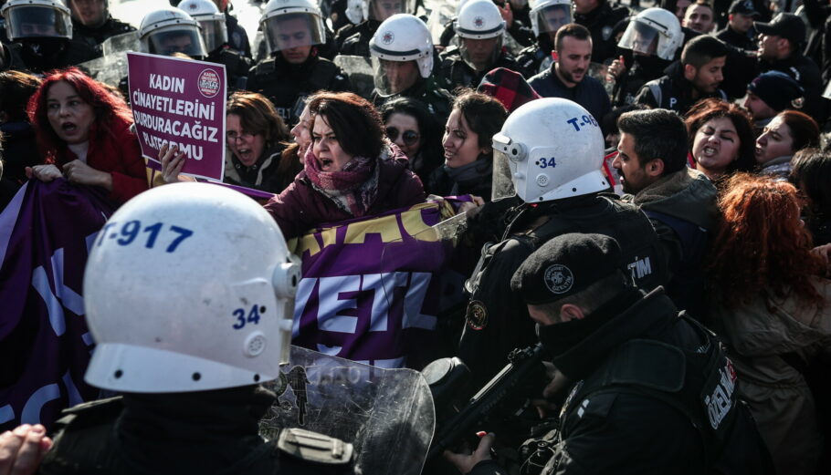 Φωτό αρχείου από διαδήλωση για την εξάλειψη της βίας κατά των γυναικών στην Κωνσταντινούπολη © EPA/SEDAT SUNA