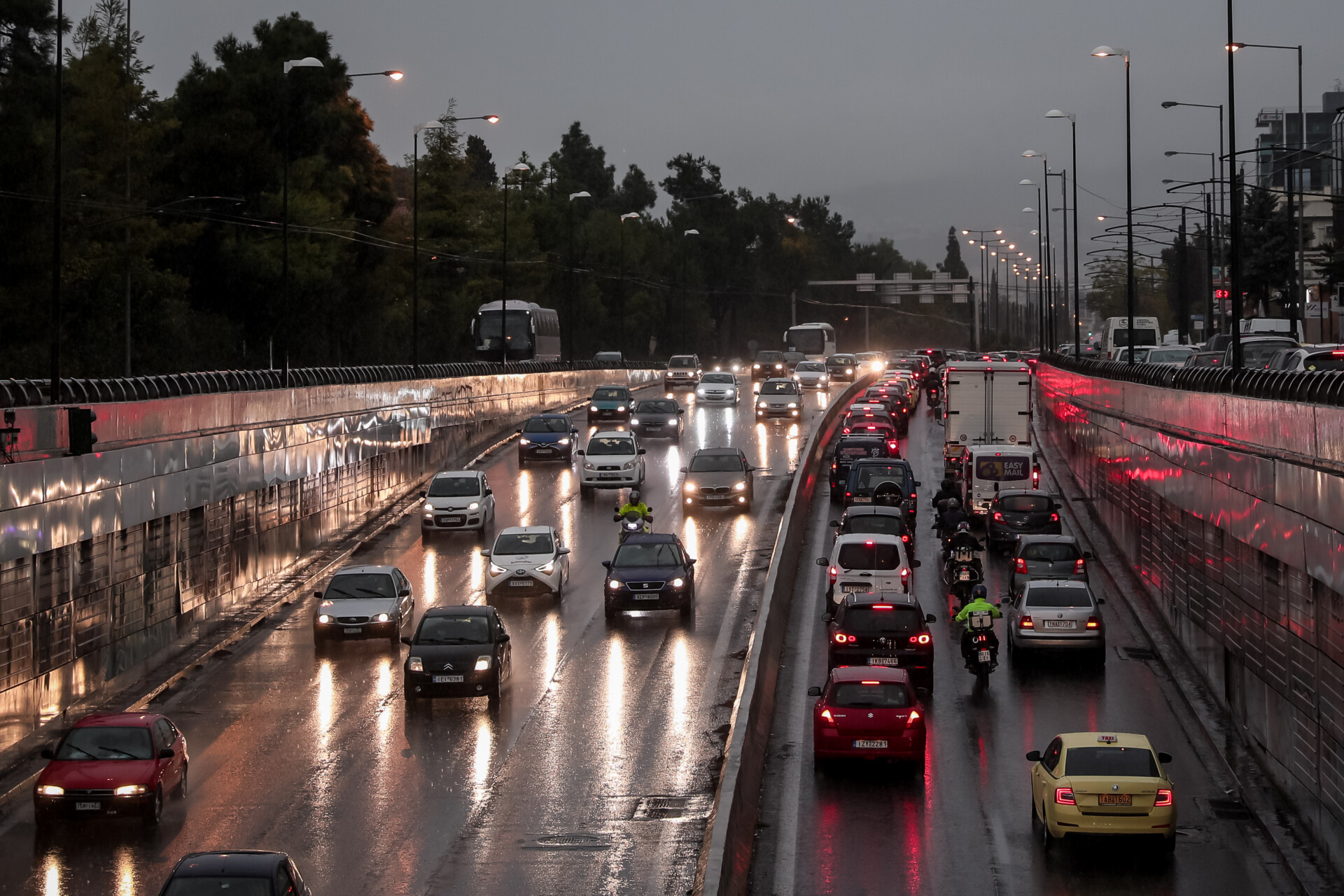 Κυκλοφοριακή κίνηση στην Αθήνα © (ΒΑΣΙΛΗΣ ΡΕΜΠΑΠΗΣ / EUROKINISSI)