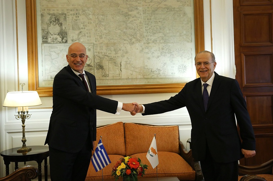 Δένδιας σε Κασουλίδη: Δεν μας πτοεί ο τουρκικός παραλογισμός