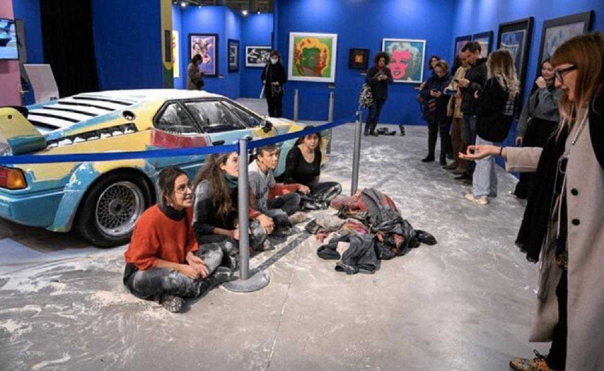 Ακτιβιστές για το κλίμα μπροστά από αυτοκίνητο που έχει ζωγραφίσει ο Άντι Γουόρχολ © twitter