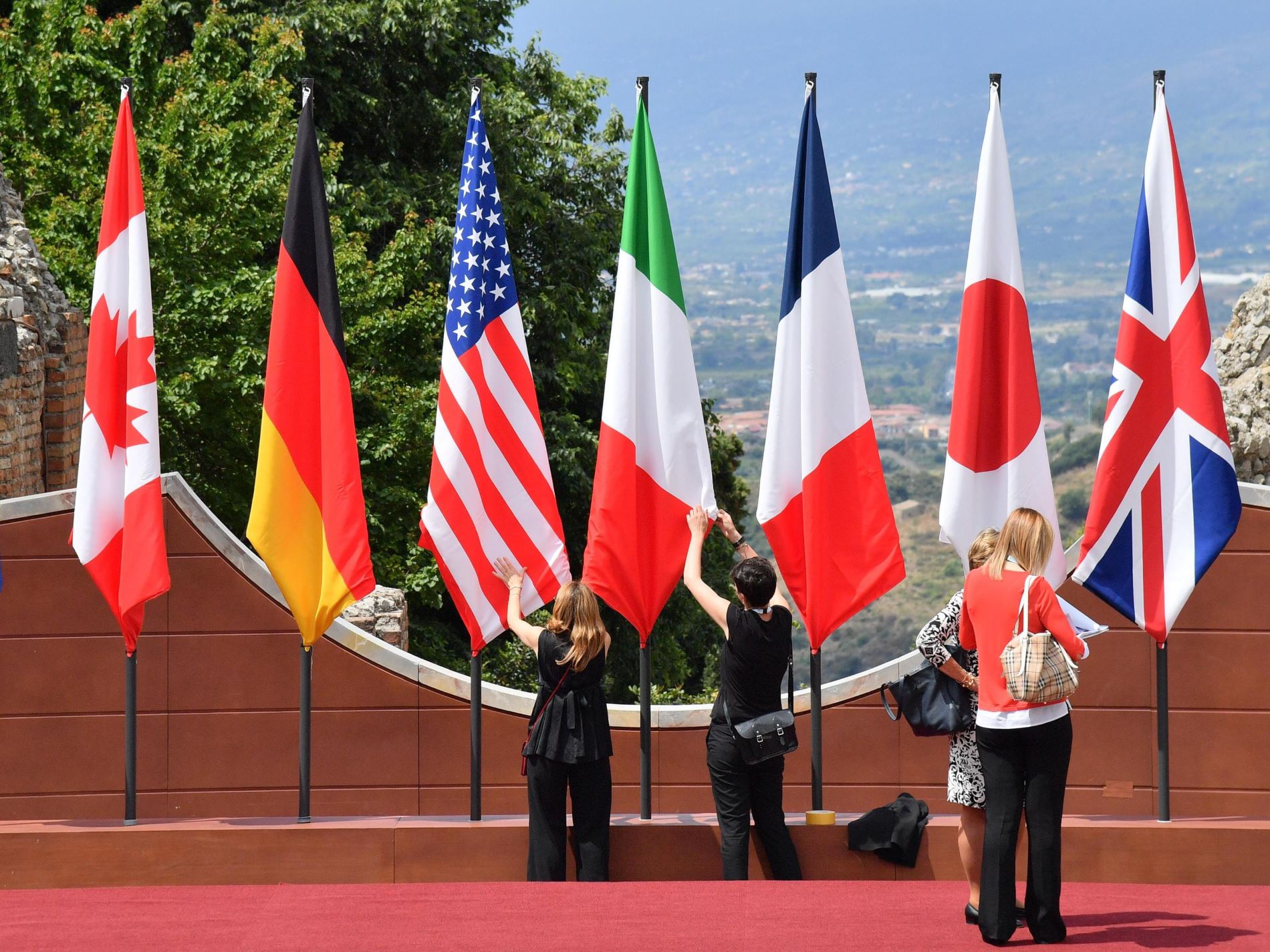 Οι σημαίες των G7 ©EPA/ETTORE FERRARI