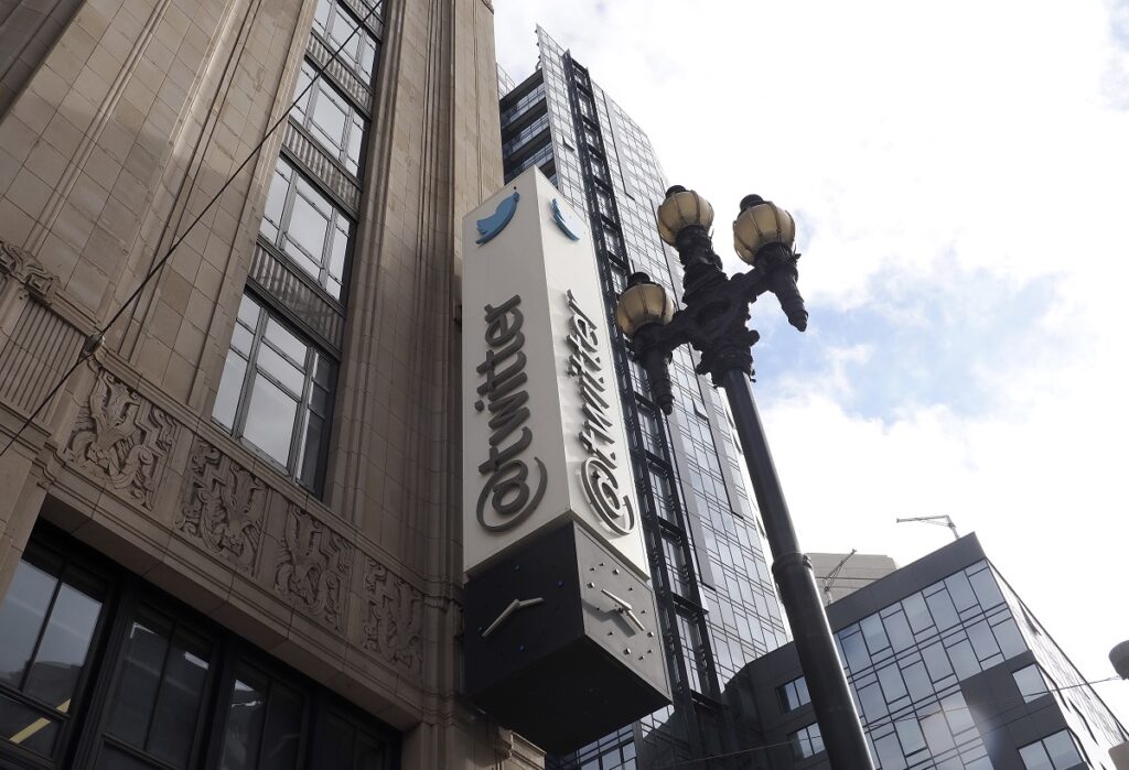 Twitter: Ο Έλον Μασκ σχεδιάζει να περικόψει τις μισές θέσεις εργασίας