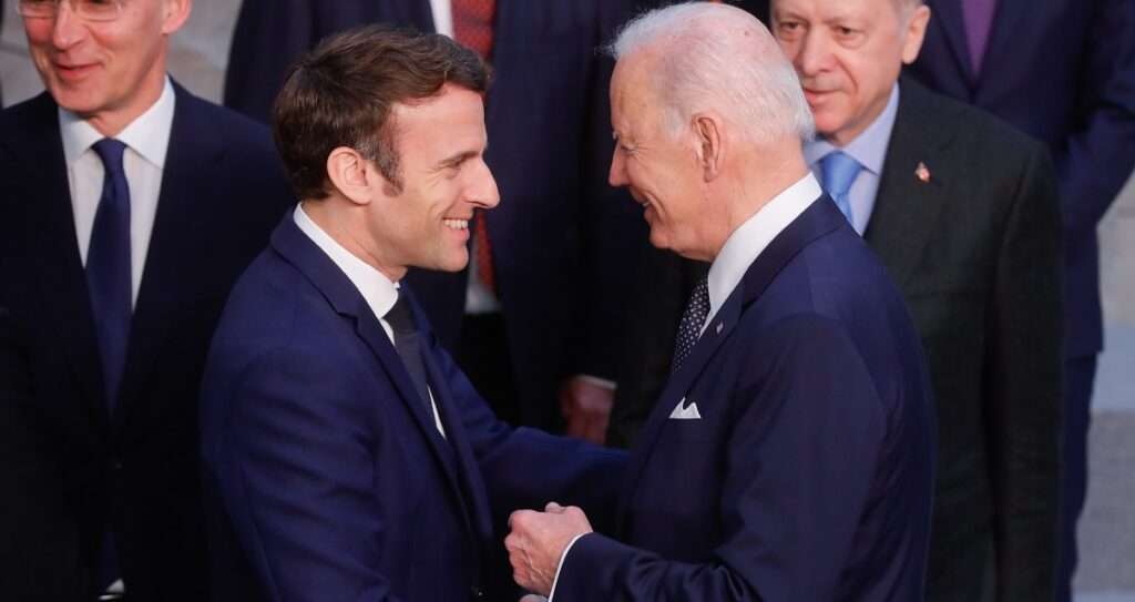 Τζο Μπάιντεν και Εμανουέλ Μακρόν ©EPA/STEPHANIE LECOCQ