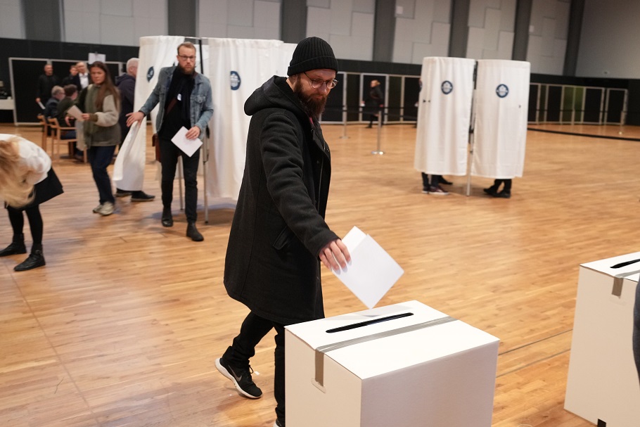 Δανία: Άνοιξαν οι κάλπες για την αμφίρροπη εκλογική αναμέτρηση
