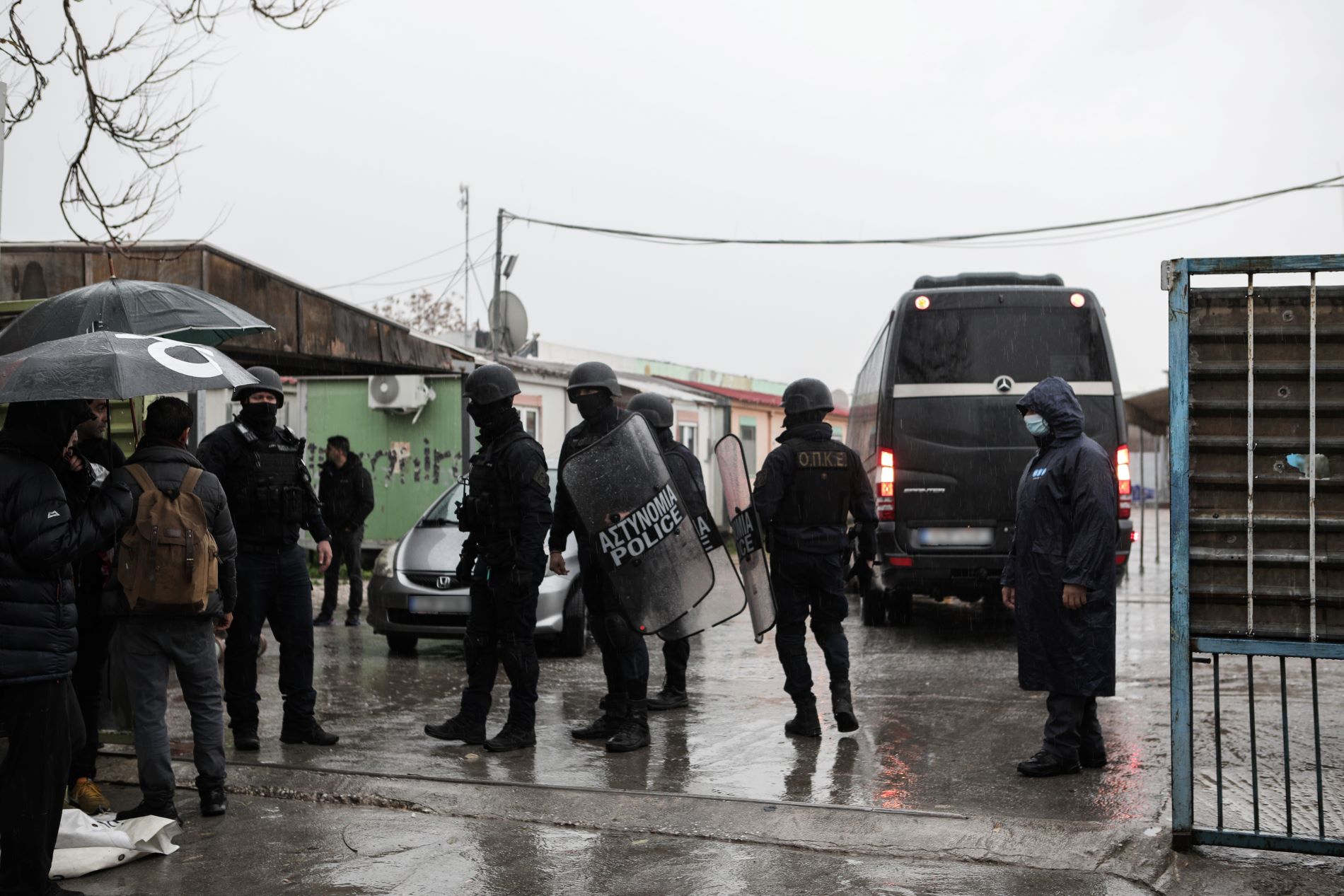 Επιχείρηση εκκένωσης στον Ελαιώνα – Δύο συλλήψεις