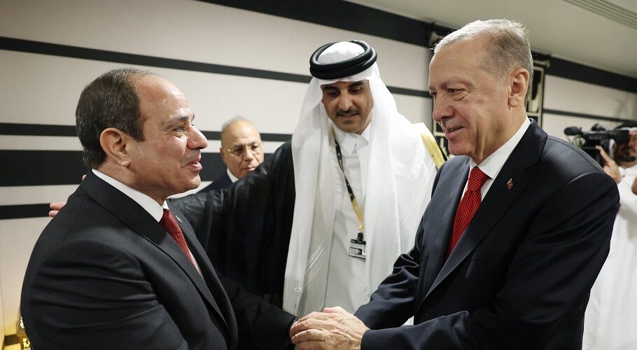 Στο Κατάρ ο Ερντογάν για πρώτη φορά συναντήθηκε με τον Αιγύπτιο ομόλογό του Αμπντέλ Φατάχ αλ Σίσι ©/twitter.com/ragipsoylu/status/