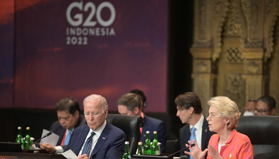 Σύνοδος G20 στο Μπαλί. Διακρίνονται οι Τζο Μπάιντεν και Ούρσουλα Φον ντερ Λάιεν © EPA/GALIH PRADIPTA / POOL