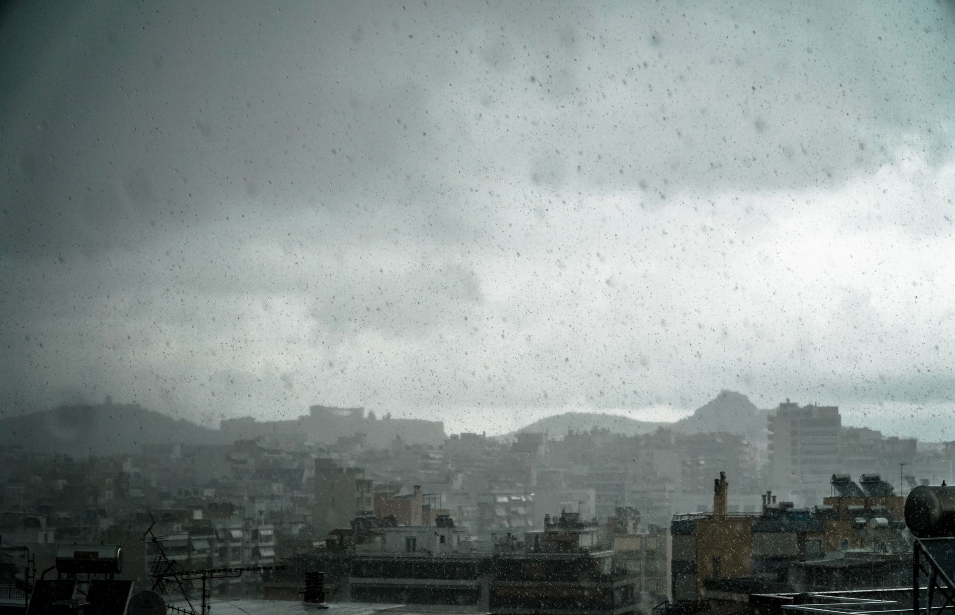 Στιγμιότυπο από τις βροχές στην Αθήνα © Eurokinissi
