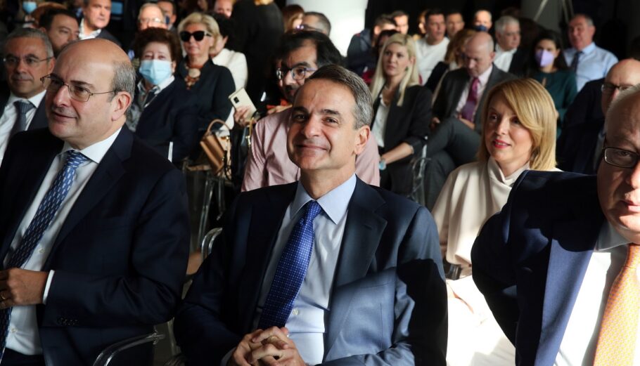 Ο πρωθυπουργός Κυριάκος Μητσοτάκης και ο υπουργός Εργασίας και Κοινωνικών Υποθέσεων Κωστής Χατζηδάκης παρευρίσκονται σε εκδήλωση για την Εκκαθάριση των Εκκρεμών Συντάξεων, που πραγματοποιειται στο Κέντρο Πολιτισμού "Ελληνικός Κόσμος", @ΑΠΕ-ΜΠΕ/ΑΠΕ-ΜΠΕ/ΑΛΕΞΑΝΔΡΟΣ