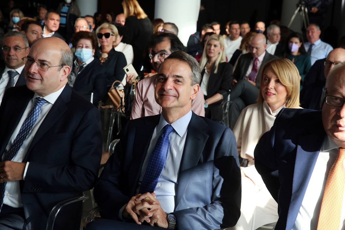 Ο πρωθυπουργός Κυριάκος Μητσοτάκης και ο υπουργός Εργασίας και Κοινωνικών Υποθέσεων Κωστής Χατζηδάκης παρευρίσκονται σε εκδήλωση για την Εκκαθάριση των Εκκρεμών Συντάξεων, που πραγματοποιειται στο Κέντρο Πολιτισμού "Ελληνικός Κόσμος", @ΑΠΕ-ΜΠΕ/ΑΠΕ-ΜΠΕ/ΑΛΕΞΑΝΔΡΟΣ
