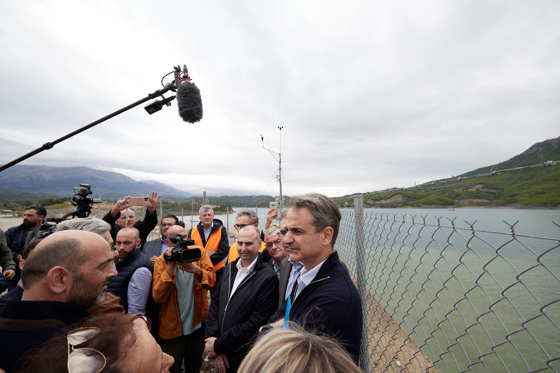 Ο Κυρ. Μητσοτάκης στο φράγμα Πείρου - Παραπείρου ©ΓΤ Πρωθυπουργού