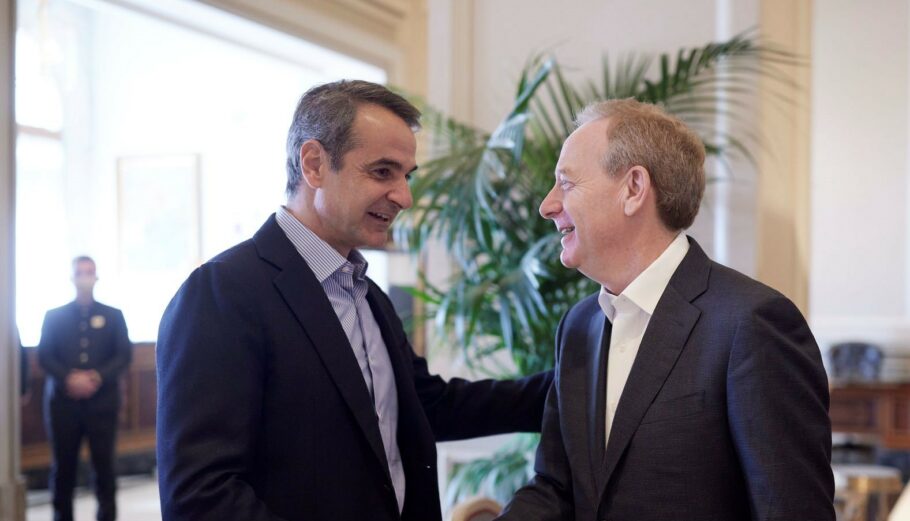Ο Κυρ. Μητσοτάκης και ο Μπραντ Σμιθ ©ΓΤ Πρωθυπουργού