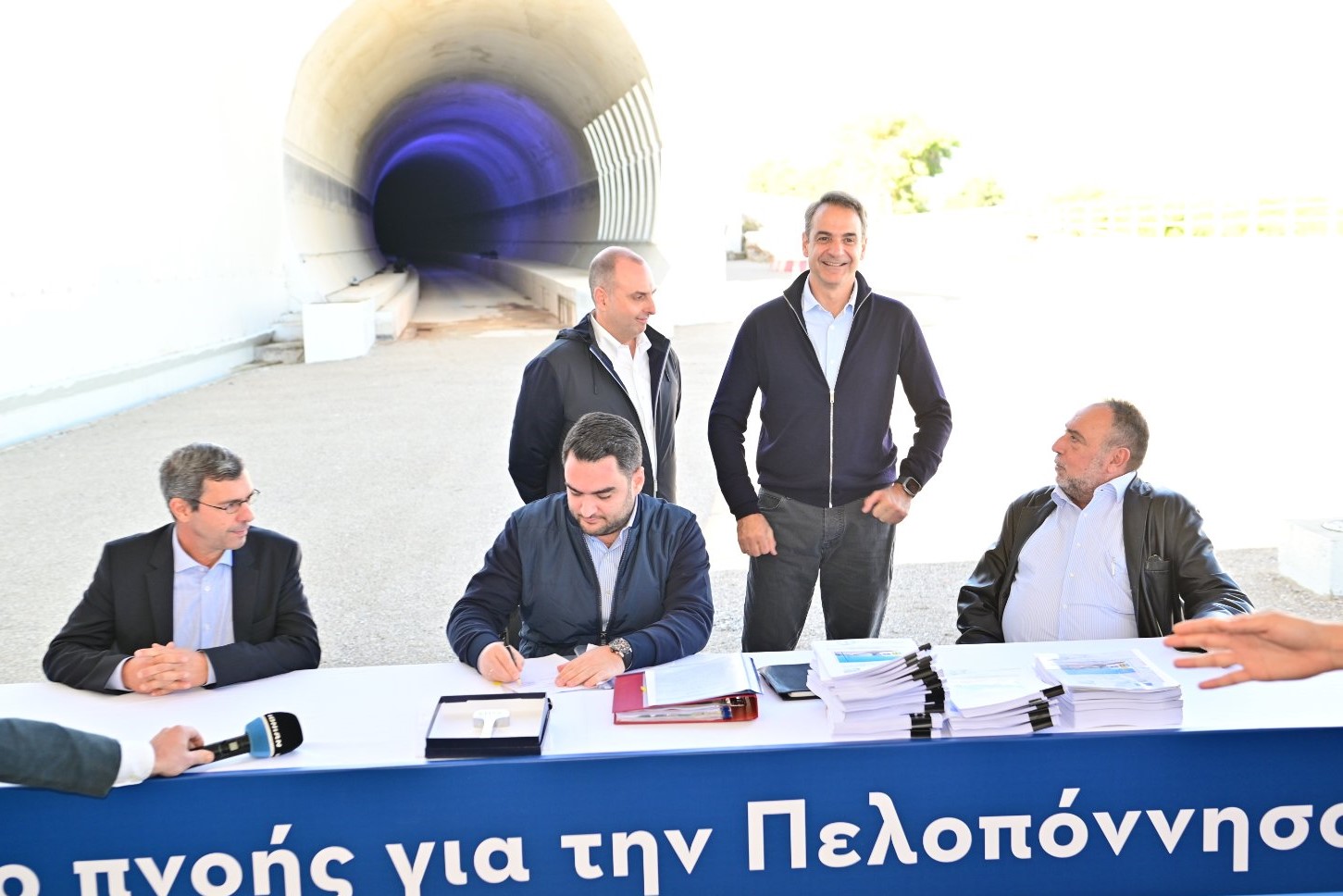 Κυριάκος Μητσοτάκης, Χρήστος Βίνης, Γιώργος Καραγιάννης στις υπογραφές για τη σύμβαση για την κατασκευή του σιδηροδρομικού έργου στο τμήμα Ροδοδάφνη – Ρίο @ΔΤ