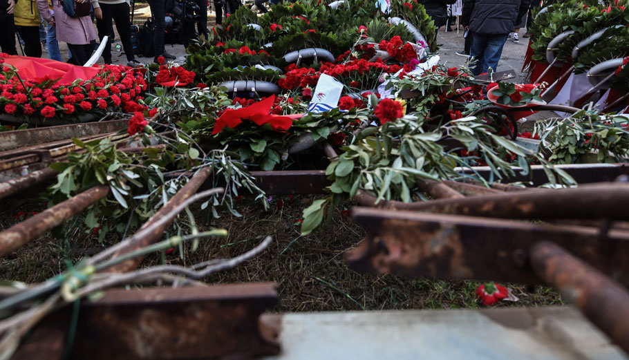 Πλήθος κόσμου τιμά την 49η επέτειο της εξέγερσης του Πολυτεχνείο