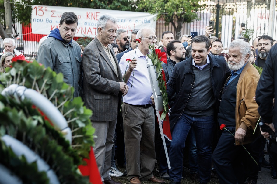 Κατέθεσε στεφάνι στο Πολυτεχνείο ο Αλέξης Τσίπρας