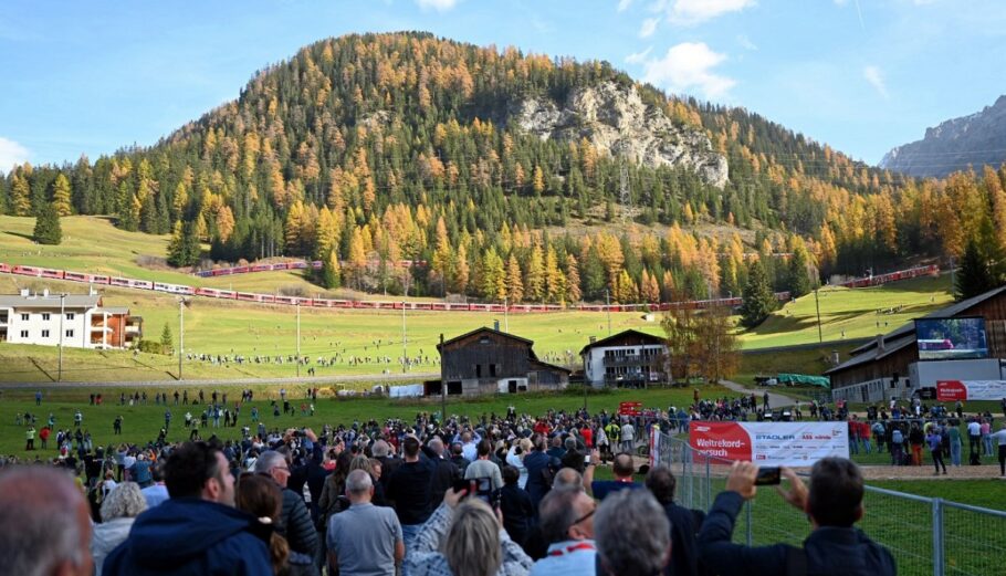 Εχει μήκος σχεδόν 2 χιλιόμετρα και 100 βαγόνια και ταξιδεύει μέσα από μια ονειρεμένη περιοχή στις Αλπεις © twitter.com/SwissFederalism/status