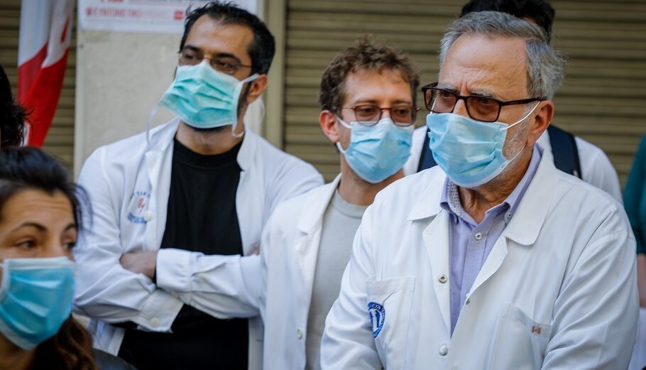 Γιατροί που απεργούν έξω από το υπουργείο Υγείας©Eurokinissi