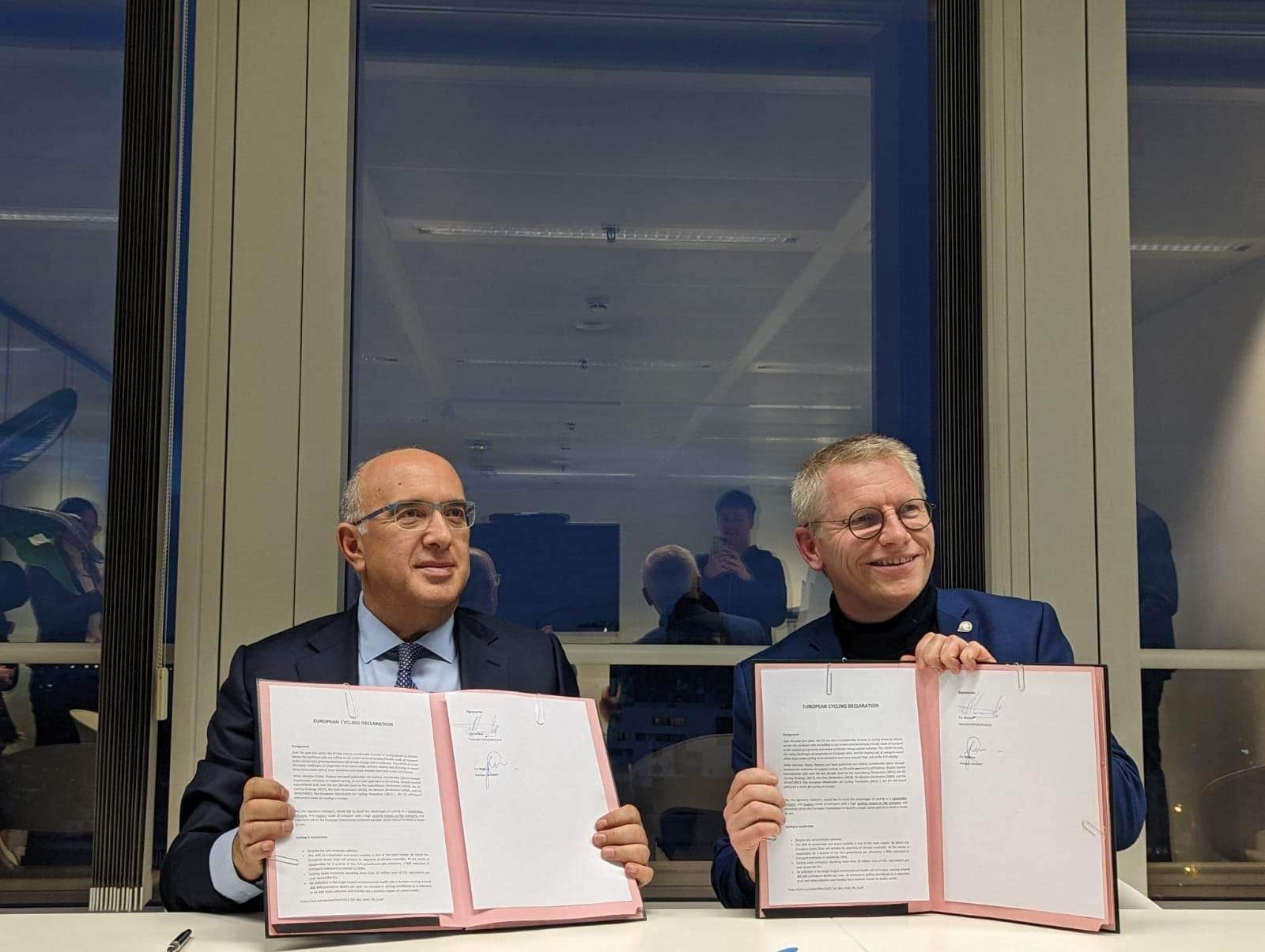 Ο Υφυπουργός Μεταφορών κ. Μιχάλης Παπαδόπουλος υπέγραψε την Ευρωπαϊκή Διακήρυξη για το Ποδήλατο με τον Βέλγο Αναπληρωτή Πρωθυπουργό και Υπουργό Μεταφορών Georges Gilkinet ©ΥΠΟΥΡΓΕΙΟ ΥΠΟΔΟΜΩΝ ΚΑΙ ΜΕΤΑΦΟΡΩΝ