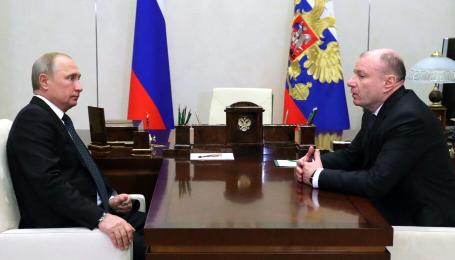 Ο Βλαντίμιρ Ποτάνιν σε συνάντηση με τον Βλαντίμιρ Πούτιν © EPA/MICHAEL KLIMENTYEV / SPUTNIK / KREMLIN POOL MANDATORY CREDIT