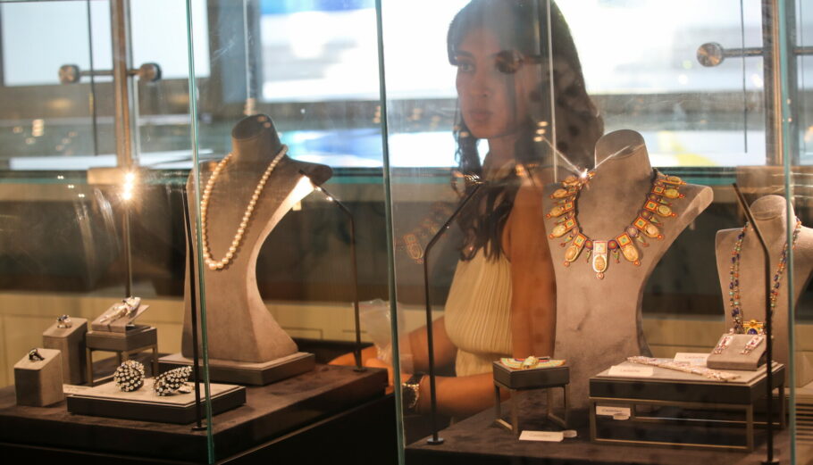 Βιτρίνα με κοσμήματα Cartier και Van Cleef & Arpels © EPA/ALI HAIDER