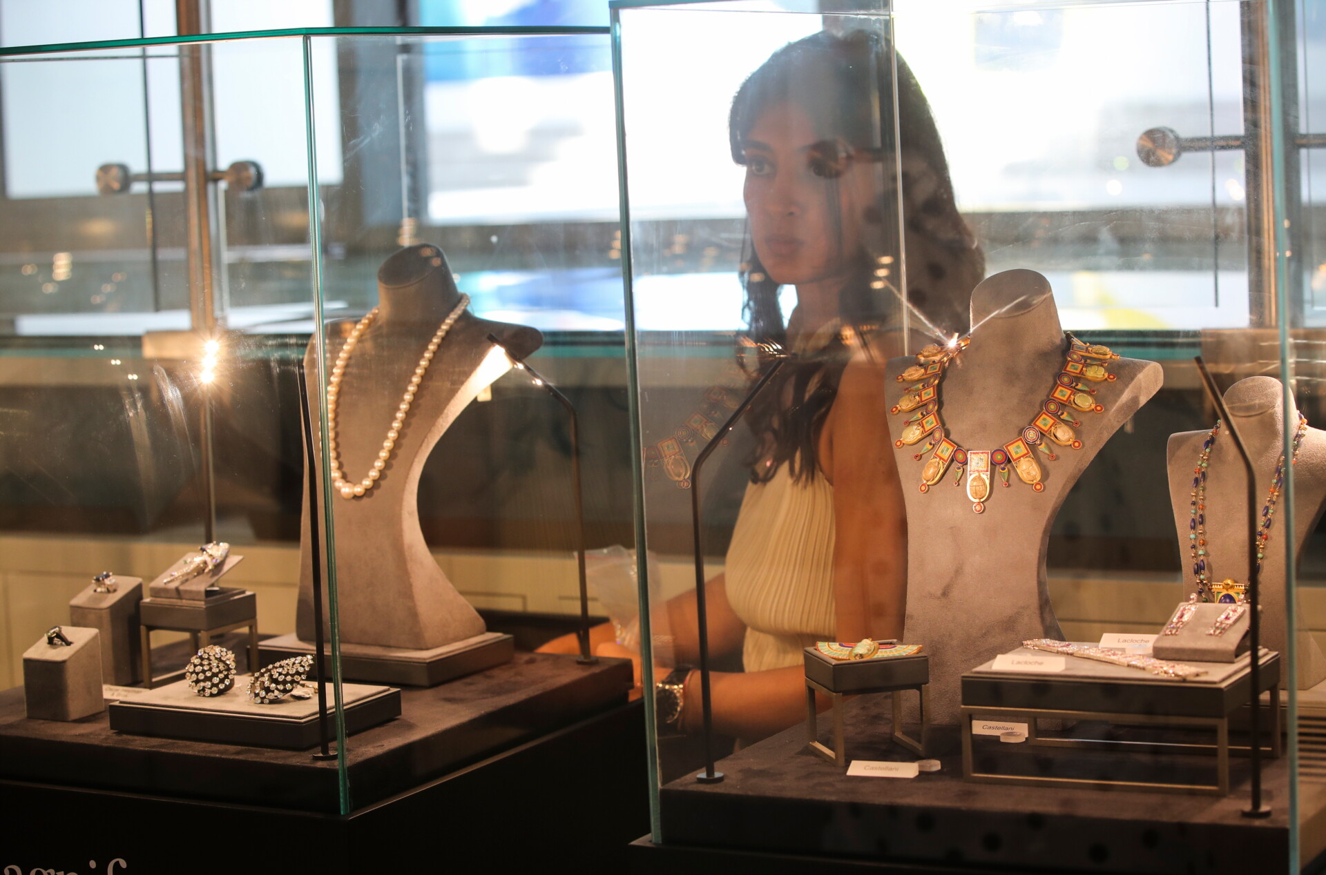 Βιτρίνα με κοσμήματα Cartier και Van Cleef & Arpels © EPA/ALI HAIDER
